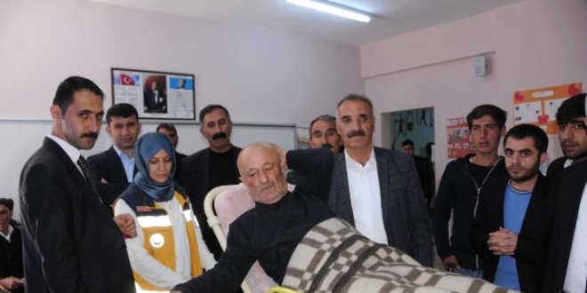 Ambulansla sandığa gidip sedyeyle oyunu kullandı
