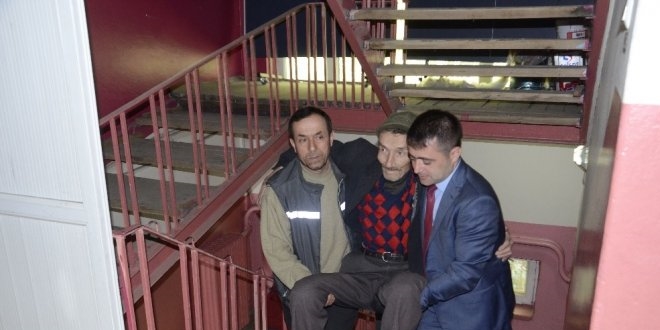 Engelli seçmenler kucakta taşınarak oyunu kullandı