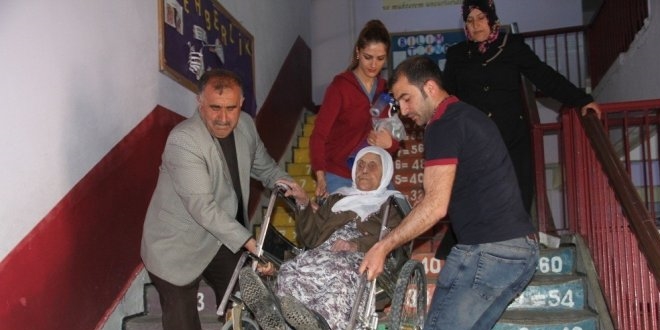 93 yaşındaki 'Siyaset nine' sandık başına gitti