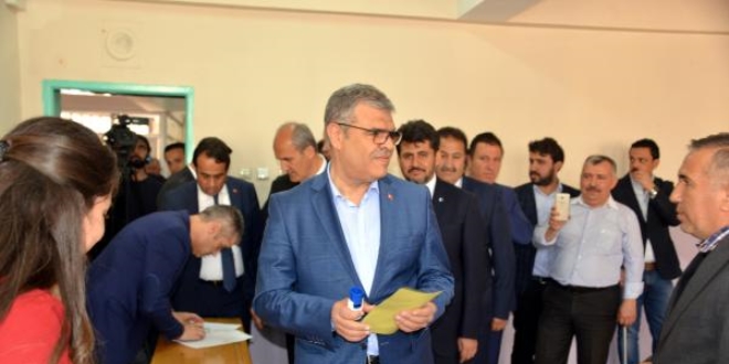 Başbakan Yardımcısı Kaynak'ın sandığından 'Evet' çıktı