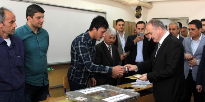 Bakan Özlü'nün oy kullandığı sandıktan 'Evet' oyu çıktı