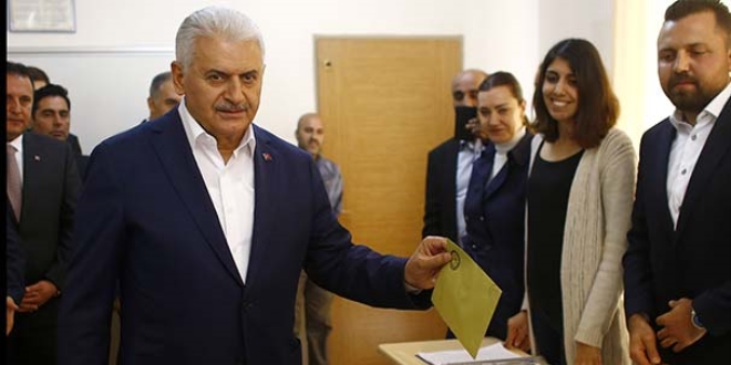 Başbakan Yıldırım'ın oy kullandığı sandıktan 'Hayır' çıktı