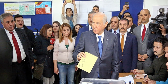 Bahçeli'nin oy kullandığı sandıktan 'Hayır' çıktı