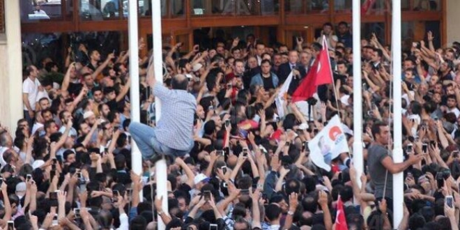 Ak Parti önünde mehter marşlı kutlama başladı