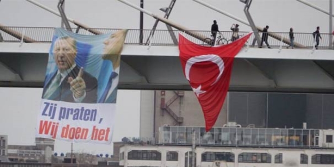 Hollanda'da Erdoğan'ın resmi asıldı
