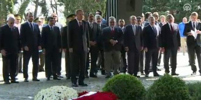 Cumhurbaşkanı Erdoğan, Özal'ın mezarını ziyaret etti