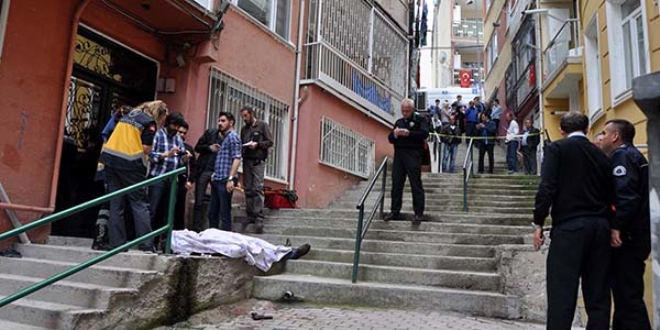 Hemşire olan eski eşini silahla yaralayıp intihar etti