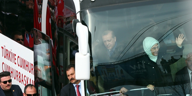 Erdoğan Ankara'da vatandaşları selamladı