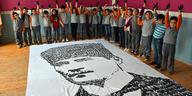 Öğrenci ve öğretmenlerden el iziyle Atatürk portresi