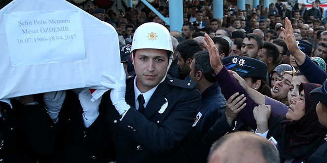 Tunceli'de şehit olan 3 polis memuru toprağa verildi