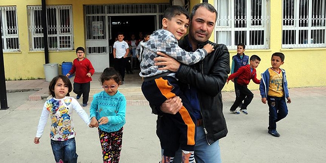 Öğretmeni onu kucağında taşıyor, gözü gibi bakıyor