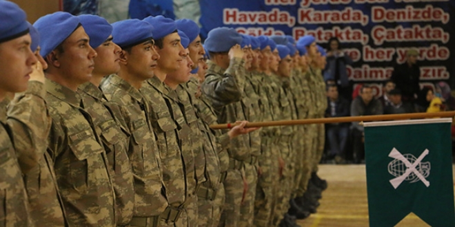 Uzman erbaşlar 'Mavi bere' taktı
