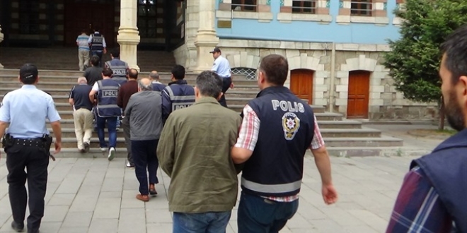8 ilde rüşvet operasyonu: 30 kişiden 12'si tutuklandı