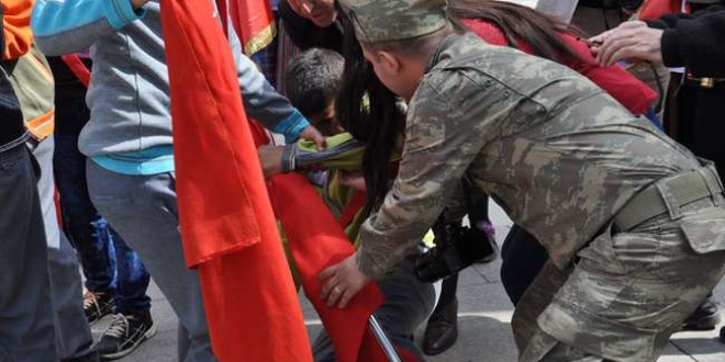Öğrenci törende yere yığıldı, bayrağı elinden bırakmadı