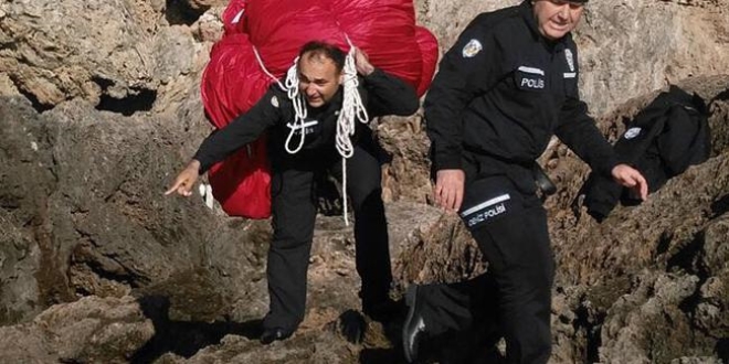 100 kiloluk Türk Bayrağı'nı sırtında taşıdı