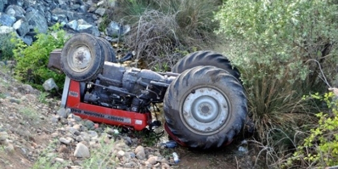 Hatay'da traktr devrildi: 2 l, 3 yaral