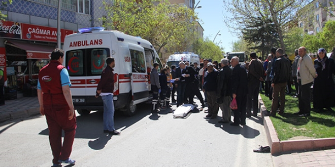 Elazığ'da kamyonun çarptığı 2 kişi öldü