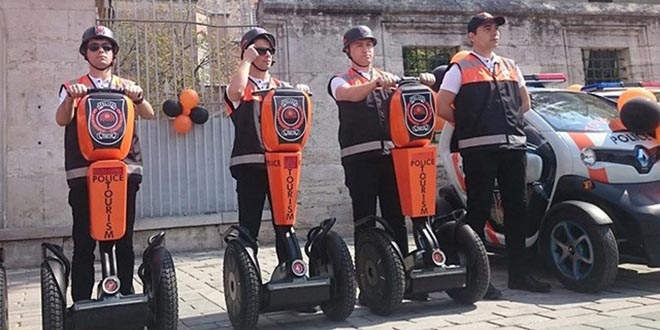 5 dil bilen polis memuru göreve başladı
