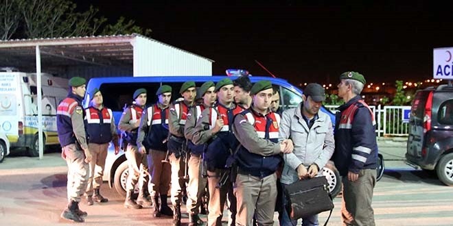 Yunanistan'a kaçmaya çalışan eski kamu görvelileri emniyete teslim