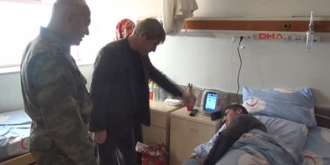 Bitlis Valisi nar, yaral askerleri ziyaret etti