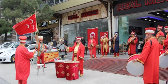 Tencere tava ile tepki gösterenlere mehterle yanıt