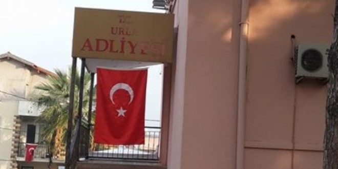 İzmir'de gözaltına alınan 3 kişiden 2'si tutuklandı