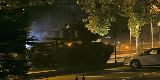 Bir yaşındaki bebeğiyle önüne geçtiği tankı durdurdu