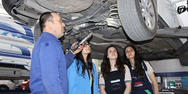 Balıkesir'de eğitim gören 7 kız öğrenci motor başında