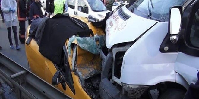 İstanbul'da feci kaza: 2 ölü, 3 yaralı