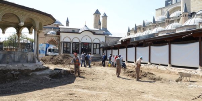 Mevlana Mzesi bahesindeki bina inaat durduruldu