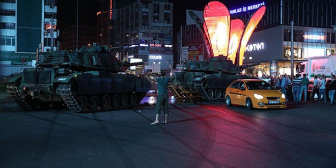 Vatandaşları '092635' plakalı tankla ezdiler