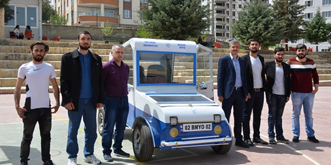 Üniversite öğrencileri güneş enerjili araba üretti