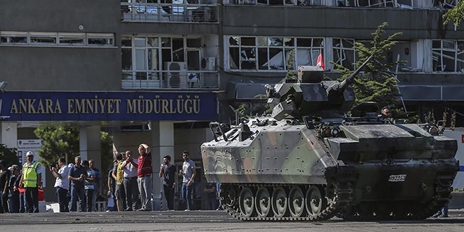 Darbeci komutan Bayrak tayan yal kadna ate etmi