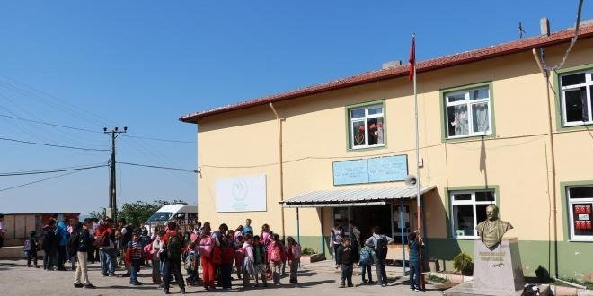 Eski Başkan, emekli maaşıyla okula Atatürk büstü yaptırdı
