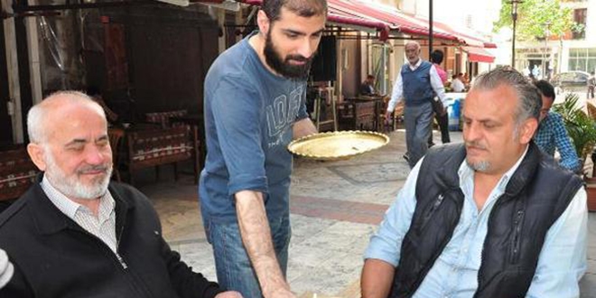 İş bulamayan yüksek lisans mezunu çaycı oldu