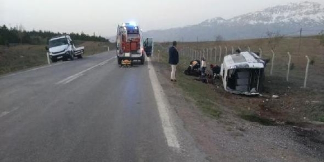 Konya'da minibüs şarampole devrildi: 19 yaralı