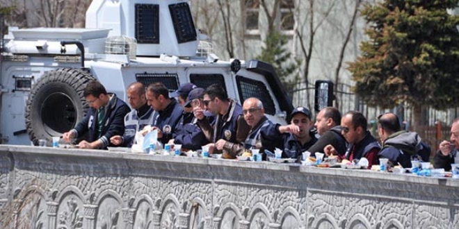 Polisin miting sofrası