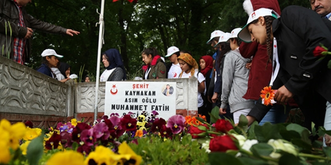 Derikli öğrencilerden şehit kaymakamın mezarına ziyaret
