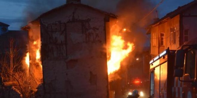 Ankara'da Eitim ve Dayanma Dernei binasnda yangn