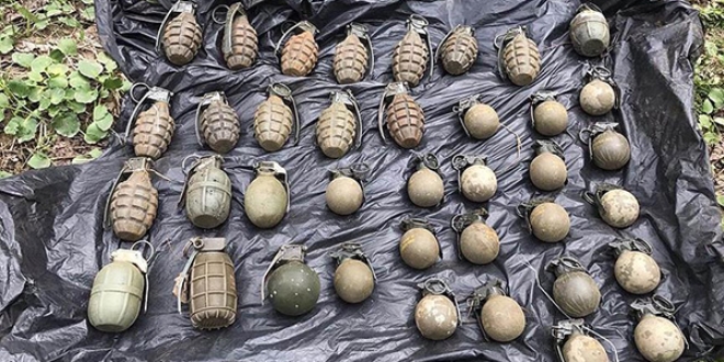Bitlis'te toprağa gömülü 38 el bombası bulundu