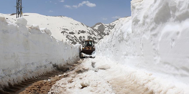 Antalya'da karla kapl yayla yollar alyor