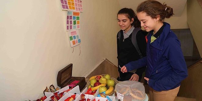 Görevlisi bulunmayan okul kantini hiç açık vermiyor