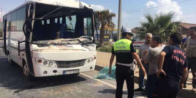 Servis midibüsü kamyona çarptı: 10 yaralı