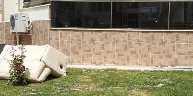 İndirmeye çalıştığı koltukla beraber 3. kattan düştü