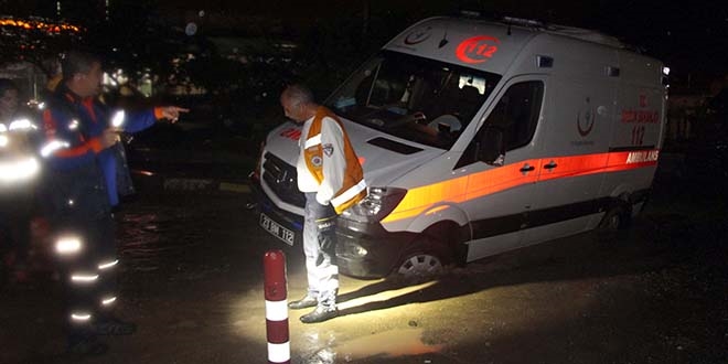 Hasta taşıyan ambulans yağış nedeniyle yola saplandı
