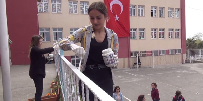Üniversite öğrencileri ilkokulu boyadı