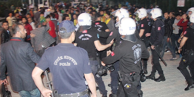 Maç sonrası polise taş atan gruba müdahale