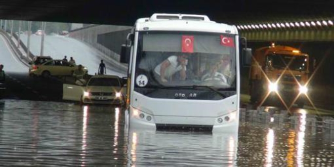 Isparta'da sağanak nedeniyle bazı yerleri su bastı
