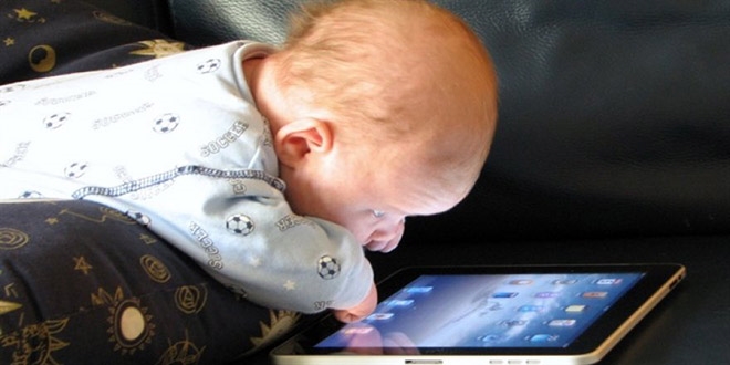 Akll ekranlar bebeklerde ge konumaya neden olabilir