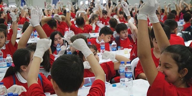 3 bin 417 öğrenci aynı anda deney yaptı